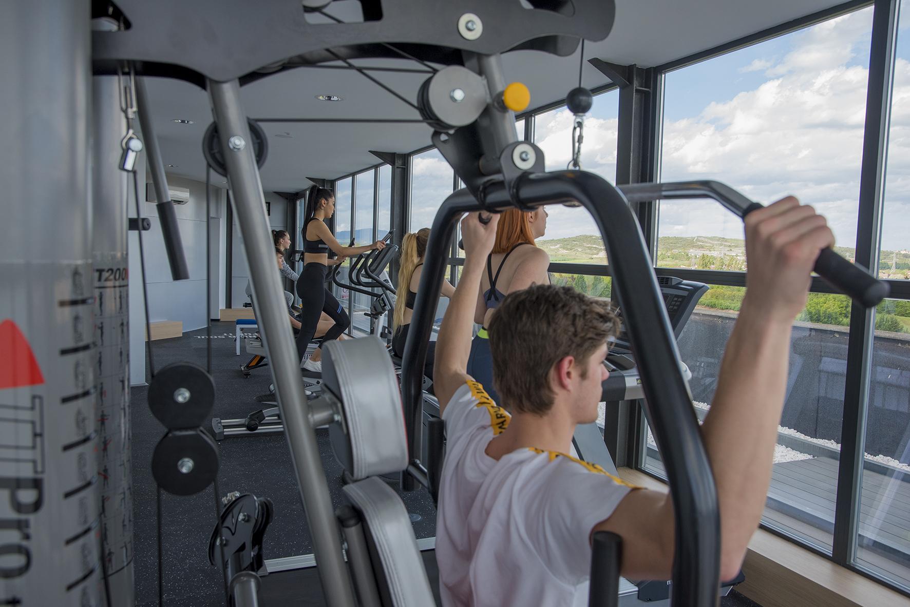 فندق جراند هوتل لاكوا فيتوريا غاستيِز المظهر الخارجي الصورة The gym at the University of Roehampton