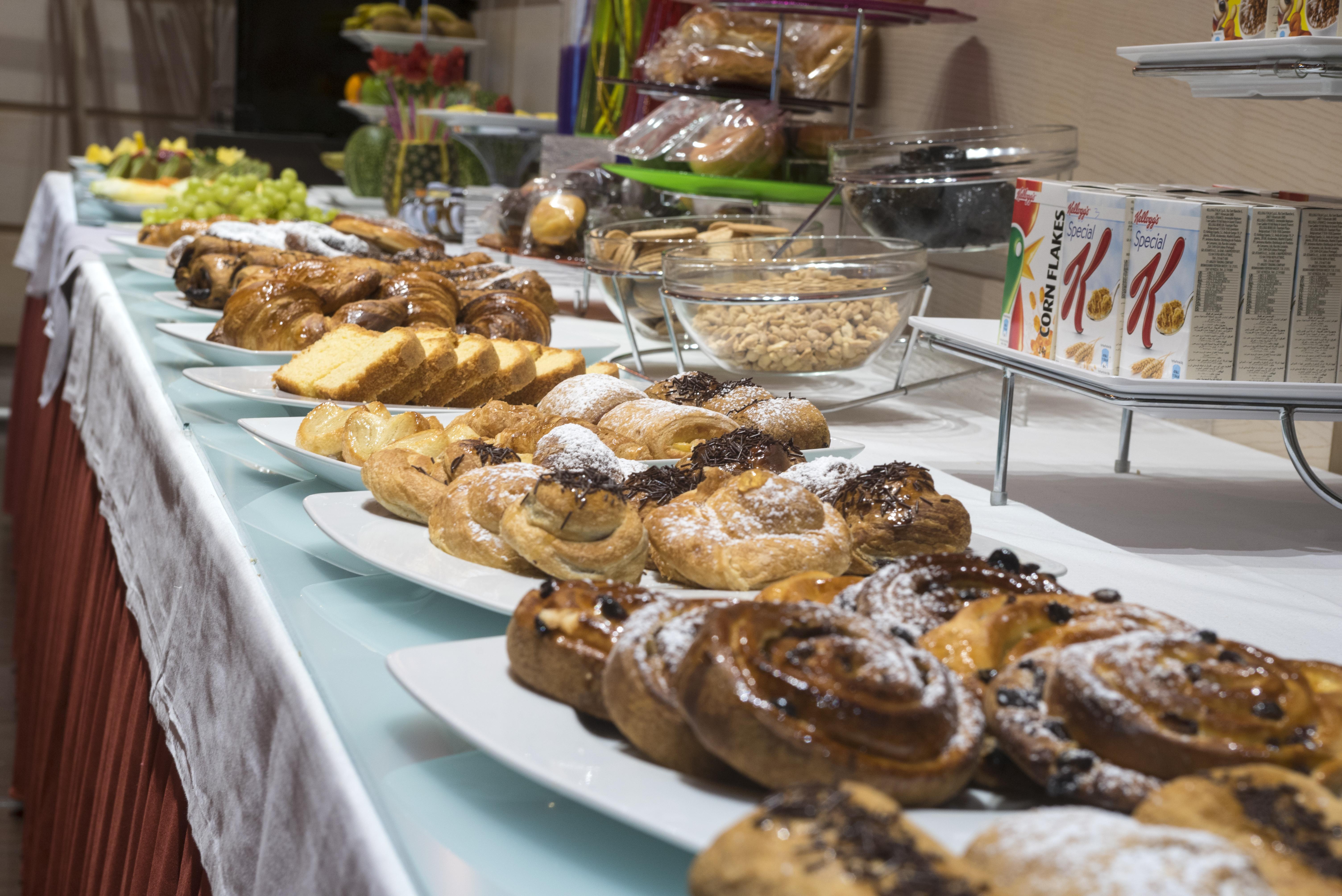 فندق جراند هوتل لاكوا فيتوريا غاستيِز المظهر الخارجي الصورة A buffet of pastries