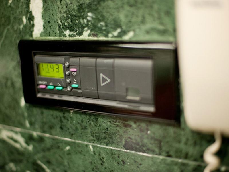 فندق جراند هوتل لاكوا فيتوريا غاستيِز المظهر الخارجي الصورة A programmable thermostat